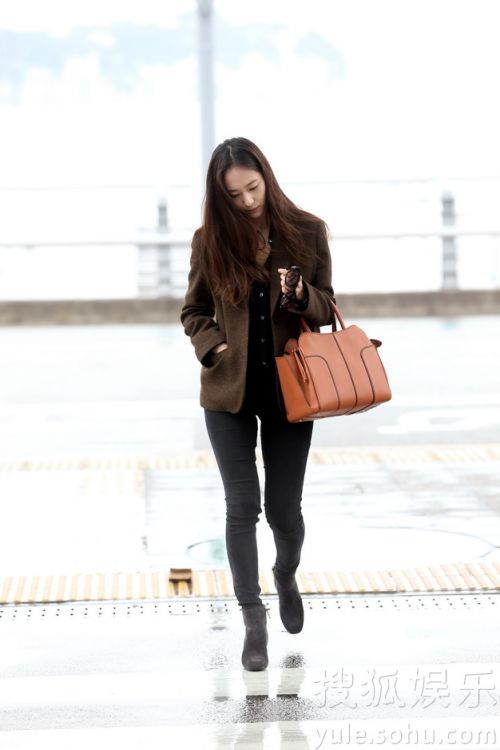 Krystal赴米兰出席时装周帅气正装亮眼吸睛