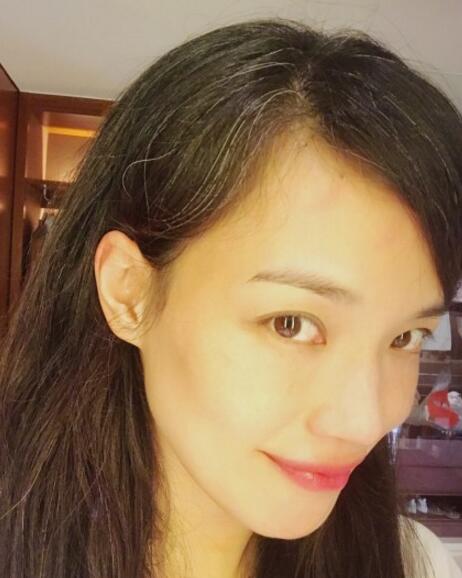 舒淇近照白发显眼