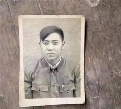 疑似邱少云证件照(大图)及照片背面签字(小图)