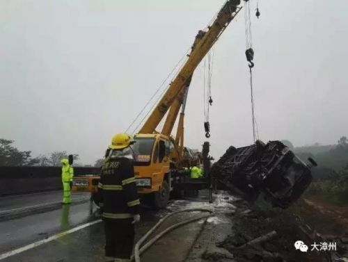 载22人客车在漳龙高速天宝路段翻车13