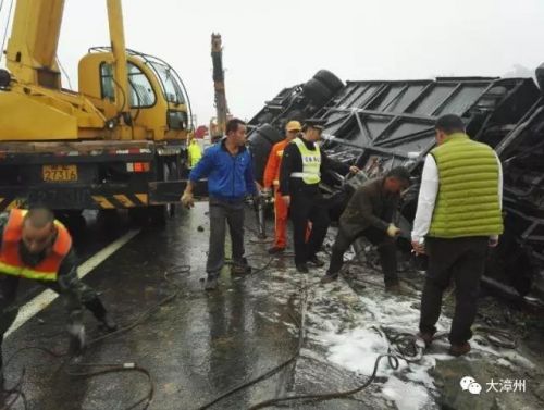 载22人客车在漳龙高速天宝路段翻车11