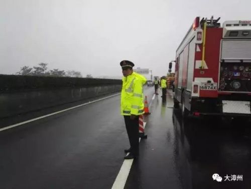 载22人客车在漳龙高速天宝路段翻车12