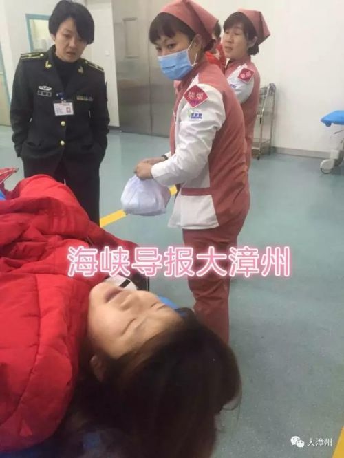 载22人客车在漳龙高速天宝路段翻车6