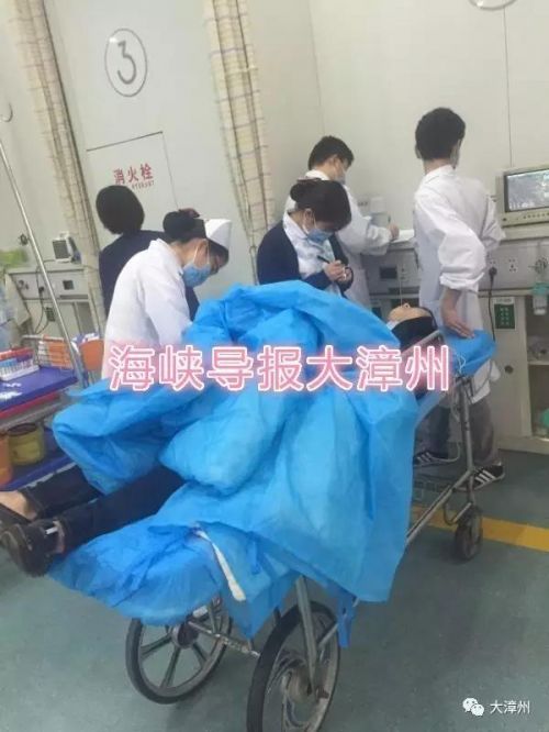 载22人客车在漳龙高速天宝路段翻车7