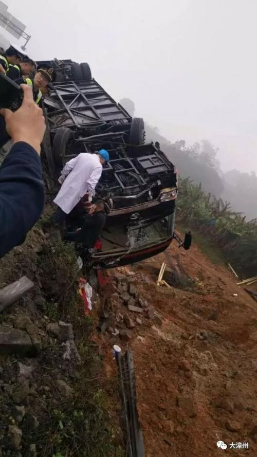 载22人客车在漳龙高速天宝路段翻车2
