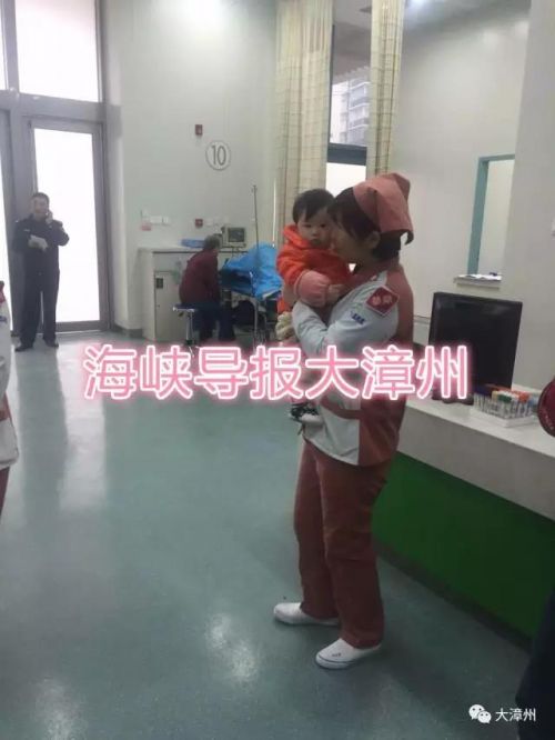 载22人客车在漳龙高速天宝路段翻车3