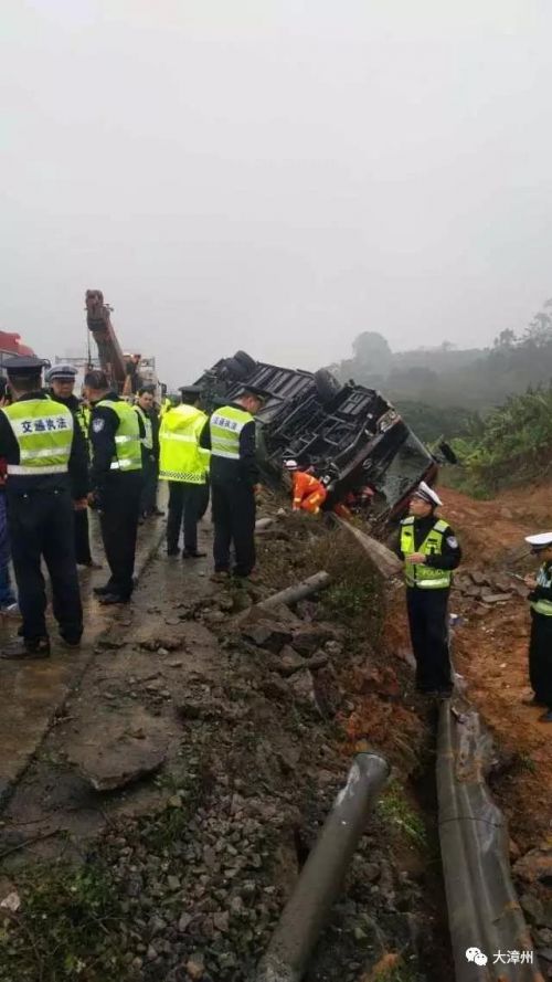 载22人客车在漳龙高速天宝路段翻车