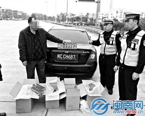 套牌车里搜出4箱假中华烟