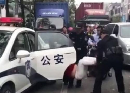 被骗一百当街掀衣 大妈又唱又跳情绪失控还不