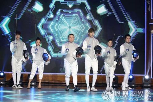 董力领衔《天天向上》击剑课 教练天团撞脸吴