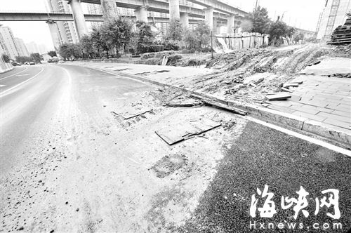 施工车辆横穿魁岐西路，碾坏人行道地砖，留下满地烂泥