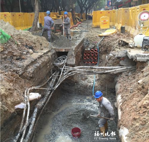 西洪路正在铺设管网。