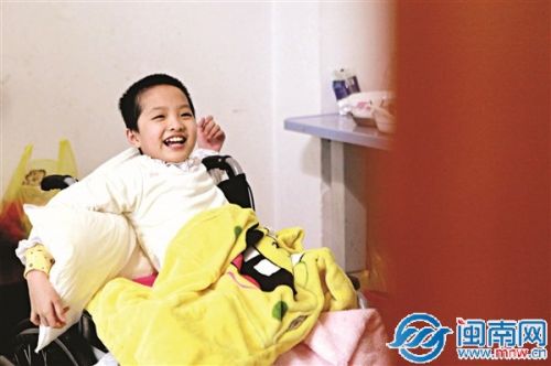 怡萍看着电视节目，自己乐呵呵地笑