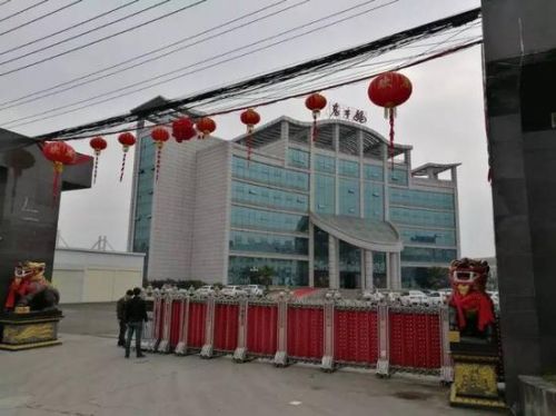 （据当地人介绍，陶华碧经常住在这栋行政大楼里，&ldquo;偶尔能看见她遛弯&rdquo;）