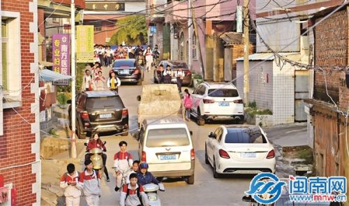 泉州北峰中学门前通道 常有小车违停造拥堵