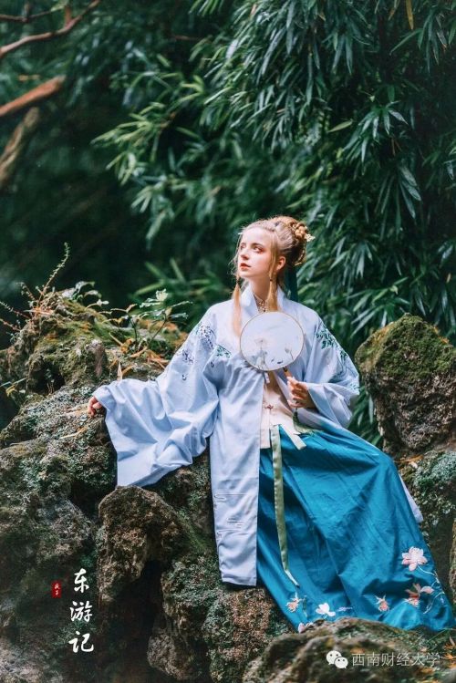 成都高校乌克兰美女留学生:16岁上大学 会6国语言