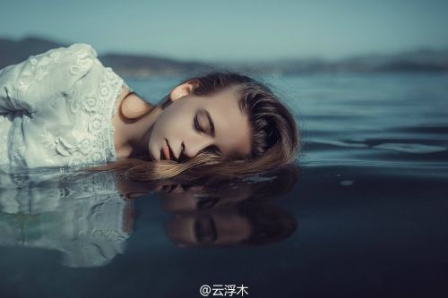 成都高校乌克兰美女留学生:16岁上大学 会6国语言