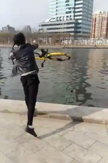 男子直播扔共享单车被抓 扔河后笑着走了回来(现场图)