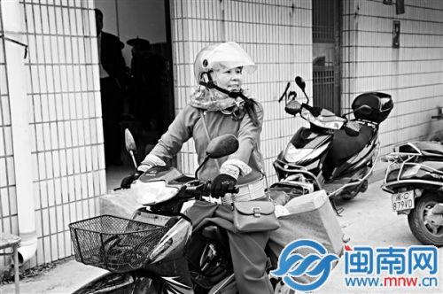 节日前夕,惠女投递员依然在工作