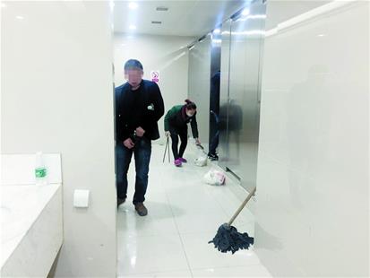 地铁男厕多为女保洁 为何保洁班长被骂“耍流氓”