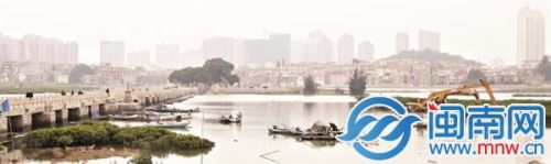 挖掘机坐&ldquo;铁船&rdquo;清淤