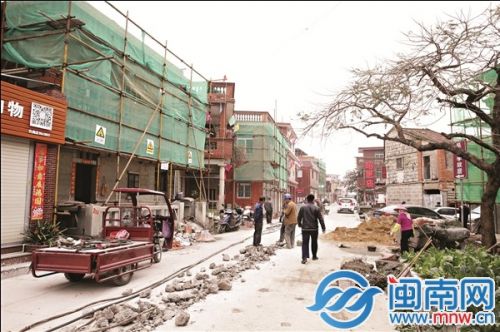 洛阳古街正在整修建筑立面和道路