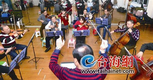 &ldquo;鼓浪屿室内乐团&rdquo;的成员们正在认真地排练