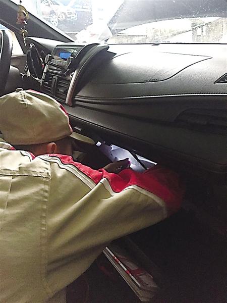 维修人员在拆车子的空调滤清器