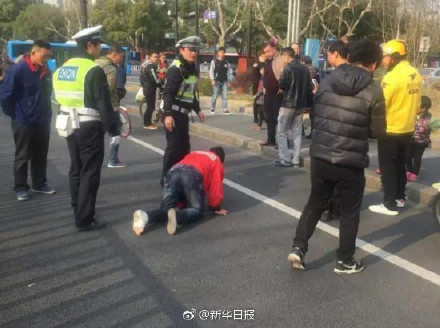 外卖小哥爬行送餐