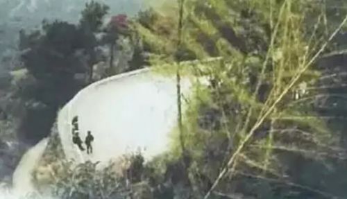 女学生骑死飞坠崖 U形拐弯下坡处连人带车坠落(现场图)