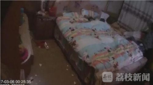 半夜开水泼醒丈夫 一怒之下丈夫用茶杯砸伤妻子（图）