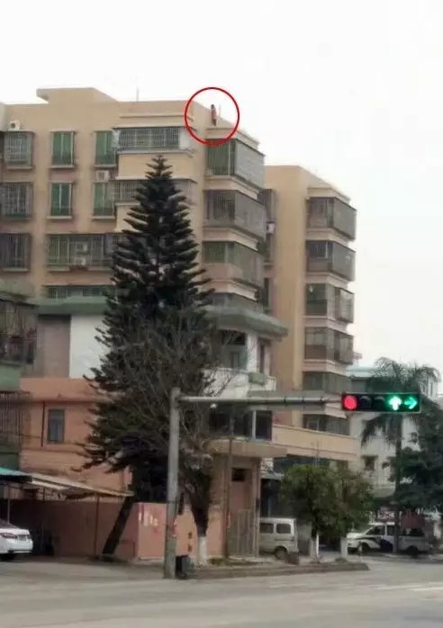 女子欲跳楼逼丈夫就范 被救后埋怨警察来得太快