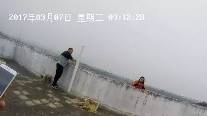 女子欲跳楼逼丈夫就范 被救后埋怨警察来得太快