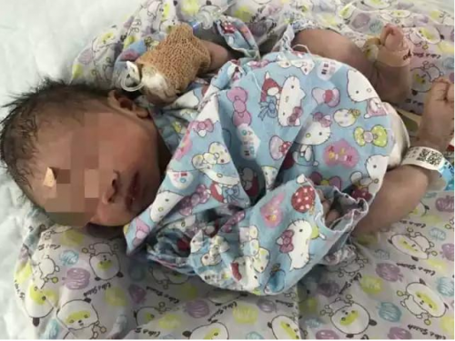 男婴赤身被弃汽修厂 女子2分钟生娃离开监控现场图