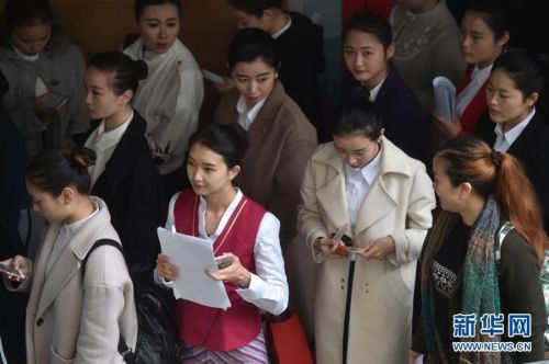 校园招聘空乘美女如云 数千名学生应聘现场火爆（图）