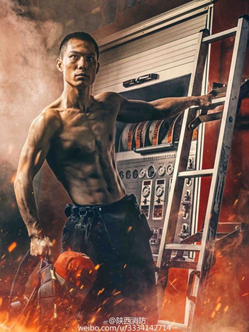消防员台历曝光 肌肉裸露画面酷炫似大片（多图）