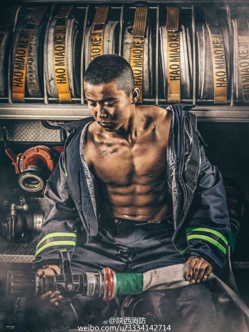 消防员台历曝光 日本网友：愿花钱购买