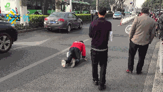 外卖小哥当街爬行(图/视频) 出车祸公司不理赔为找说法