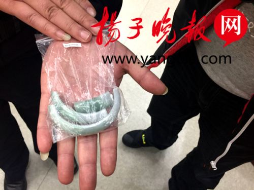 超市摔断手镯索赔8万 顾客摔倒谁担责？损失金额如何确定