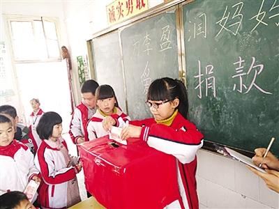 河南小学生兄妹为救母街头卖菜 闲暇时书本不离手