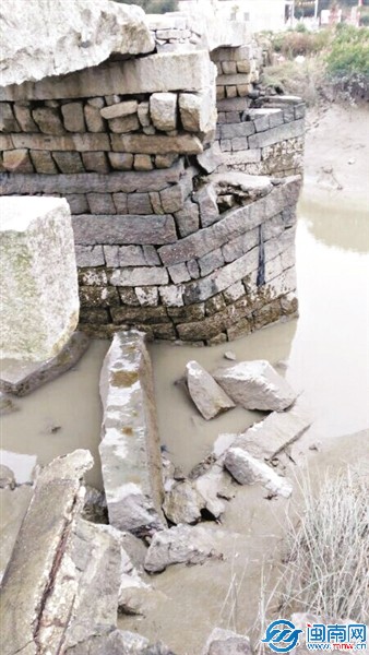 有石板断裂掉在溪里(@晋江陈志东 供图)