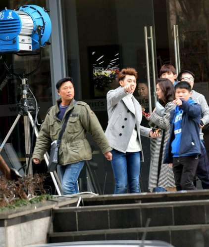 黄子韬杨幂拍《翻译官2》 片场边走边吃被偷拍