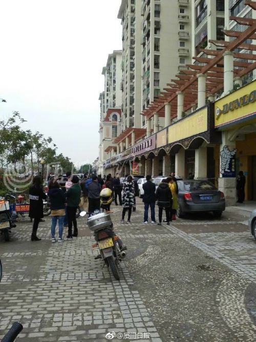 海沧一汽车美容店着火 火场中有人身亡