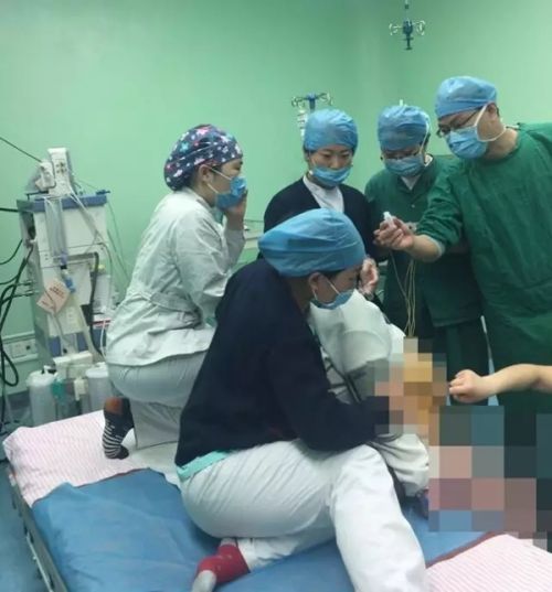30斤产妇坐着剖腹产 医护人员跪着为其接生（现场图）