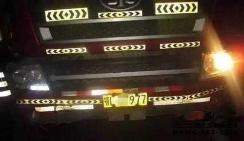 司机用纸片伪造号牌被扣12分...