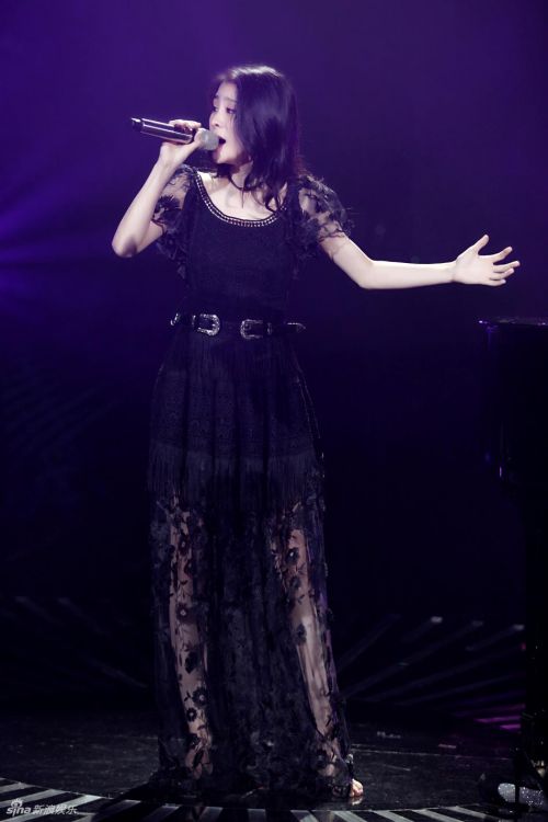 《歌手》张碧晨返场造型飘逸 光脚献唱原创歌