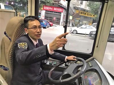 公交车变救护车 送医及时“抢”出黄金6分钟（现场图）