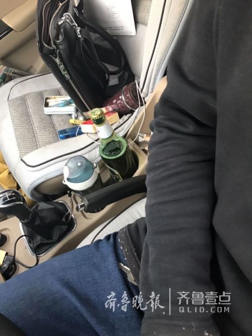 司机边开车边喝酒 被查时称开车累了喝酒
