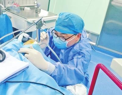 漯河一医生跪地手术40分钟瘫倒 曾为病人吸痰