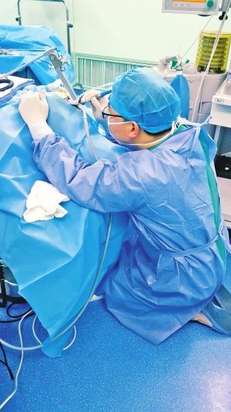 医生跪地手术瘫倒 40分钟后汗湿全身倒在手术台前